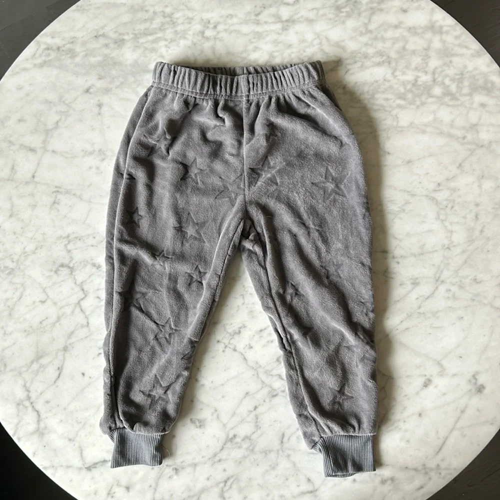 💫 Sleep on it velour sleep set toddler size 3T dark grey with star imprint.